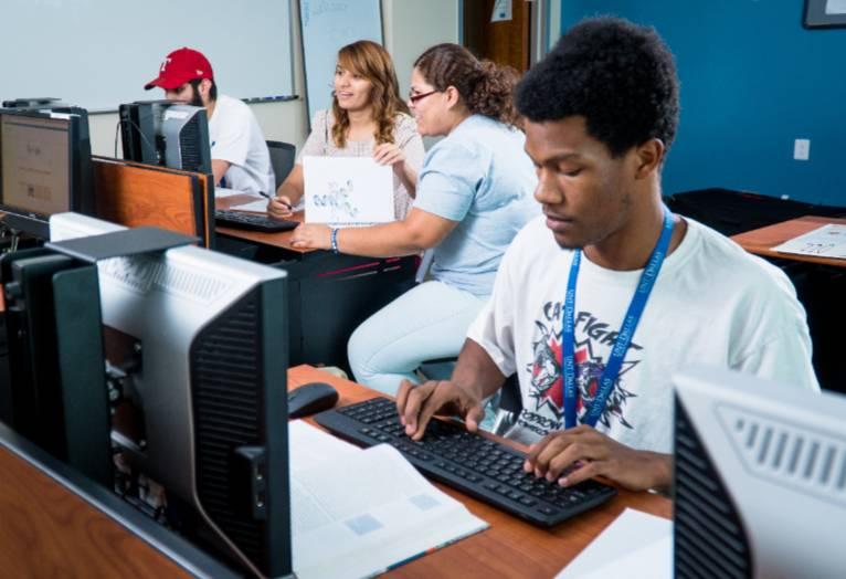 Students in the UNT Dallas Learning Commons Computer Lab