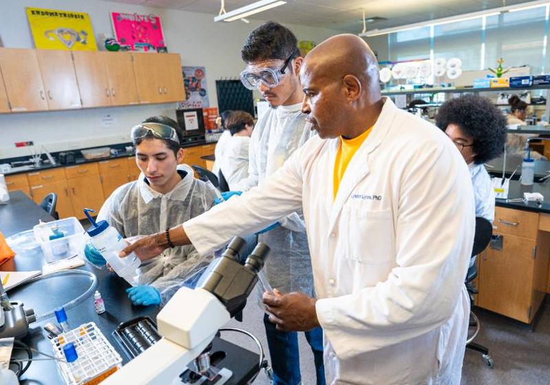 AI Technology Could Affect How Professors Teacher and Students Learn in This UNT Dallas Science Lab