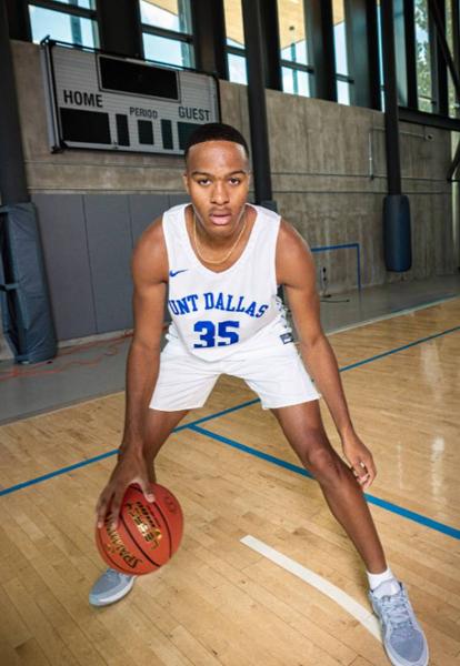 Dante Curry-El of the Men's Basketball Team