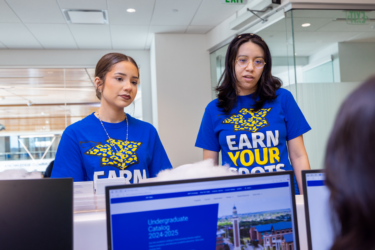 students at advising front desk