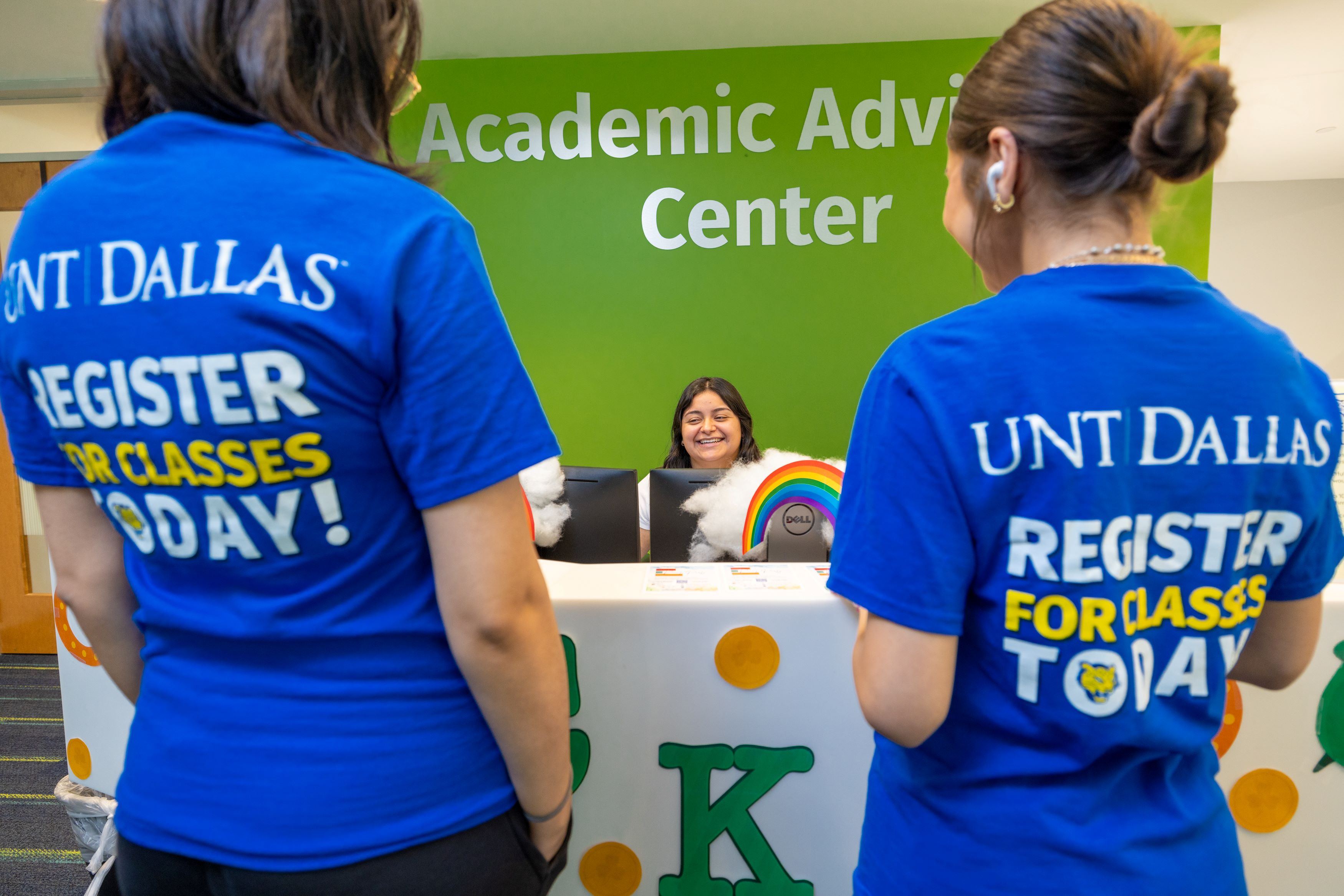 students at advising desk