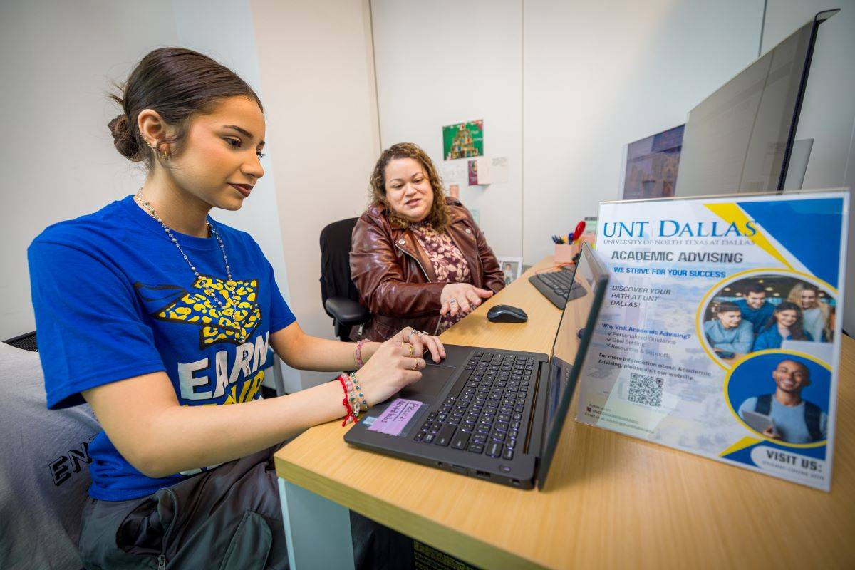 student at advising appointment