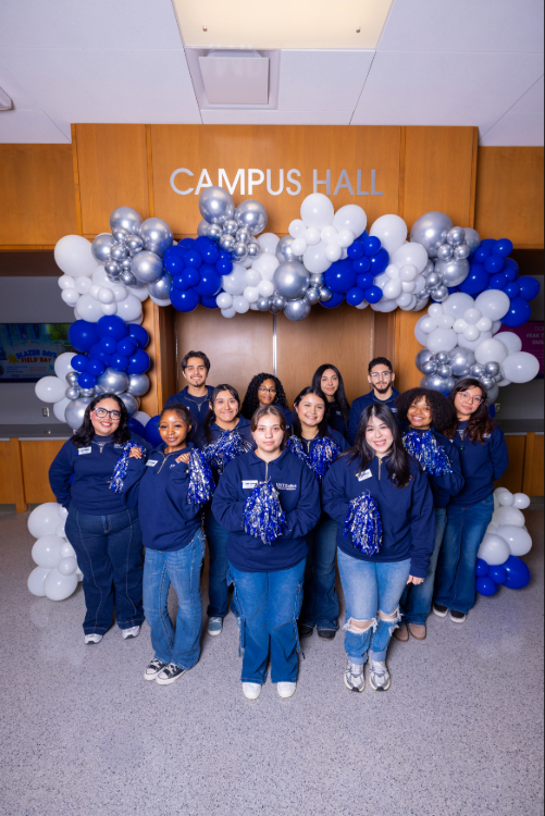 Group of UNT Dallas students in front of a balloon arch.